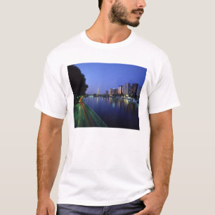 Front du Seine und Eiffelturm, Paris, Frankreich 2 T-Shirt