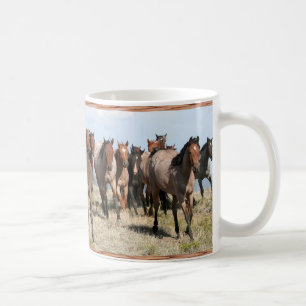 Frontale Herde der Pferde Tasse