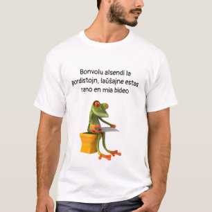 Frosch in einem Bidet, helles Shirt