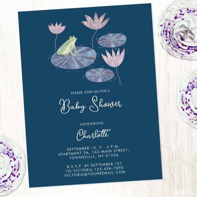 Frosch in einem Lilienteich Niedliche Babydusche E Postkarte (Fun frog baby shower invitation postcard with custom text. Gender neutral for a baby boy or girl)