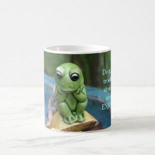 Frosch mit einer Mitteilungs-Tasse Kaffeetasse