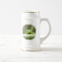 Frosch mustert Bier Stein