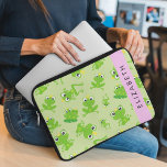 Froschmuster, grüne Frösche, Froschprinz, Ihr Name Laptopschutzhülle<br><div class="desc">Niedliches,  lustiges und bezauberndes Muster mit grünen Fröschen. Modernes und trendiges Geschenk,  perfekt für den Froschliebhaber in Ihrem Leben. Personalisieren Sie diese durch Hinzufügen von Namen,  Spitznamen,  Monogramm oder Initialen.</div>