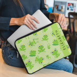 Froschmuster, grüne Frösche, Froschprinz, Ihr Name Laptopschutzhülle<br><div class="desc">Niedliches,  lustiges und bezauberndes Muster mit grünen Fröschen. Modernes und trendiges Geschenk,  perfekt für den Froschliebhaber in Ihrem Leben. Personalisieren Sie diese durch Hinzufügen von Namen,  Spitznamen,  Monogramm oder Initialen.</div>