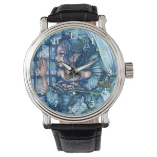Frostfeenmädchens Blick auf einen saphirnen Winter Armbanduhr