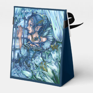 Frostfeenmädchens Blick auf einen saphirnen Winter Geschenkschachtel