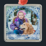 Frostgefrorenes Foto Personalisiert Silbernes Ornament<br><div class="desc">Frostgefrorenes Foto und Winterdesign machen eine großartige Dekoration zu jedem Baum und ergänzen jedes Foto. Personalisieren Sie Ihren Text, Ihren Namen und Ihr Jahr. (FOTO TIPP: Wählen Sie für schnellste/beste Ergebnisse ein Foto mit dem Thema in der Mitte und/oder prallen Sie Ihr Bild auf eine quadratische Form vor dem Hochladen...</div>