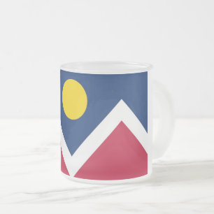 Frostierter kleiner Glaskrug mit Flagge von Denver Mattglastasse