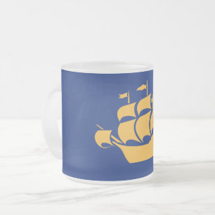 Frostierter kleiner Glaskrug mit Flagge von Quebec Mattglastasse