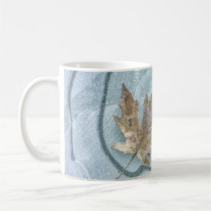 Frostiger Ahornblatt auf Eis gefroren Kaffeetasse