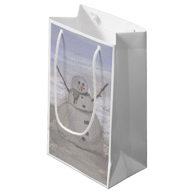 Frostiger Schneemann am Strand Kleine Geschenktasc Kleine Geschenktüte (Vorderseite Schrägansicht)