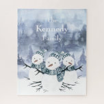 Frosty Blue Snowmen Family Puzzle<br><div class="desc">Dieses Puzzle bietet ein Aquarelldesign-Schneemann-Trio auf einem weichen,  blauen Aquarell-Waschwaldhintergrund. Fügen Sie Ihren Familiennamen hinzu,  um ihn zu personalisieren. Das ist ein tolles Urlaubsgeschenk. Erstellt von der einfachen Farmhouse Press.</div>
