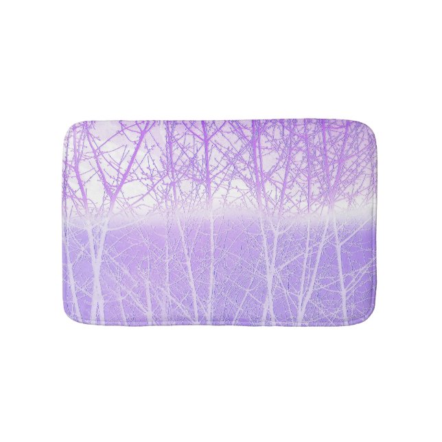 Frosty Misty Trees in Lilac Lavender Badematte (Vorderseite)
