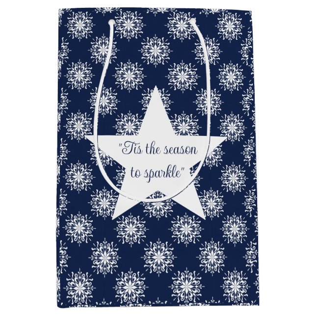 Frosty Snowflake Design on a Midnight Blue Sky Mittlere Geschenktüte (Vorderseite)