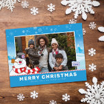 Frosty The Snowman | Frohe Weihnachtsfamilie Foto Feiertagspostkarte<br><div class="desc">Feiern Sie die Feiertage mit Frosty the Snowman! Passen Sie diese Frosty the Snowman Holiday Postcard mit Ihrem Lieblings-Foto und Sondertext an!</div>