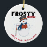 Frosty the Snowman Personalisierte Weihnachten Keramikornament<br><div class="desc">Mit dem berühmten und geliebten Schneemann bringt dieses Ornament den klassischen Urlaubscharakter mit fröhlichen Farben und einem spielerischen Design zum Leben. Personalisieren Sie es mit einem Namen oder einer speziellen Nachricht, sodass es ein einzigartiger Sake für Ihren Baum oder ein herzliches Geschenk für jemanden besonderen. Dieses aus hochwertiger Keramik gefertigte...</div>