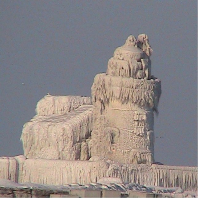 Frozen Cleveland Lighthouse Freistehende Fotoskulptur (Vorne)