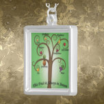 Früchte des Geistes Nekklace Sterling Silver Versilberte Kette<br><div class="desc">Feiern Sie den Glauben und die innere Schönheit mit diesem sterlingenden silbernen Fruit of the Spirit fantasievolle Halskette. Ein bedeutsames Christliches Geschenk,  das Liebe,  Freude,  Frieden,  Geduld,  Güte,  Güte,  Treue,  Sanftheit und Selbsterkenntnis widerspiegelt. Elegant und inspirierend - perfekt für Geburtstage,  Bestätigungen oder alltägliche Ermutigung.</div>