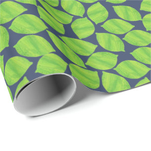 Fruchtige grüne Limes, blauer Hintergrund zum Anpa Geschenkpapier