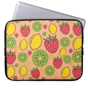 Fruchtige Tapete: Erdbeeren, Zitronen, Kiwis. Laptopschutzhülle
