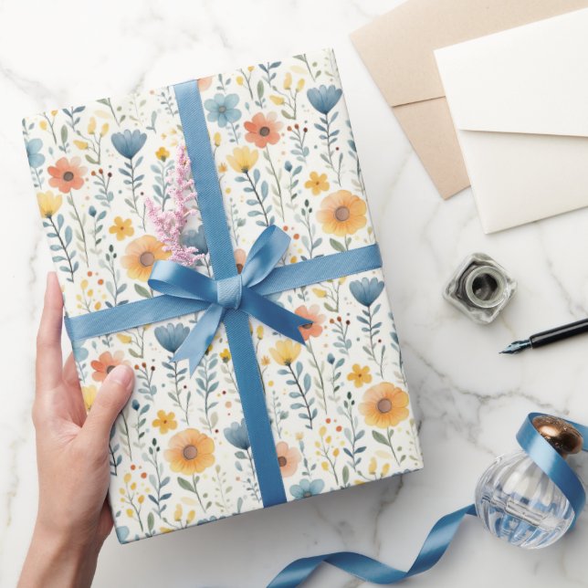 Frühjahrs-Wildblumen auf Off White Geschenkpapier (Schenken)