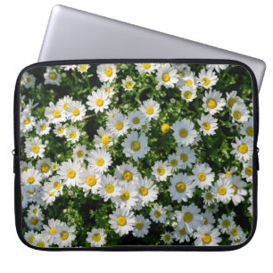 Frühjahrsdaisy Field: Serene Hintergrund Laptopschutzhülle