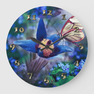 Frühjahrsschmetterling auf der blauen Blume Große Wanduhr