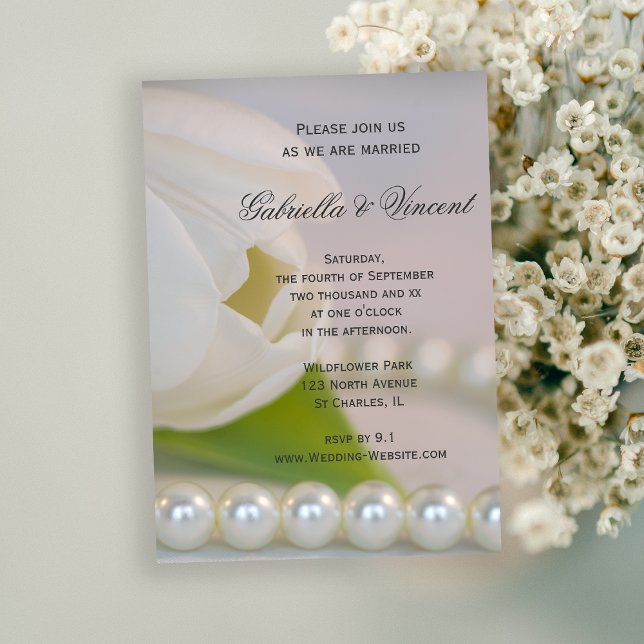 Frühjahrssehen mit weißem Tulip und Perlen Einladung (Invite guests to your springtime marriage with the White Tulip and Pearls Spring Wedding Invitation.)