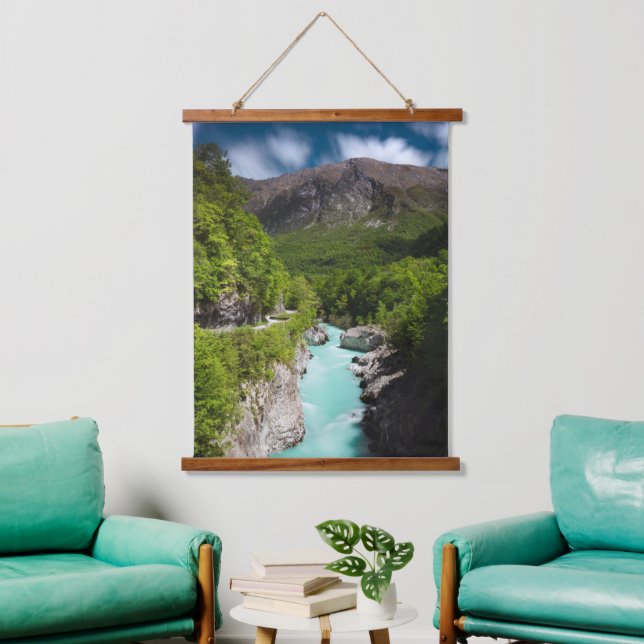 Frühling am Fluss Soča von der Napoleon-Brücke Wandteppich Mit Holzrahmen (Wohnzimmer)