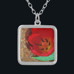 Frühlinggelb und Roter Tulip Versilberte Kette<br><div class="desc">Frühlingsgelb und Red Tulip,  gegen einen braunen Felsen am Arrowhead See. Foto von Sandy Closs. Ostern,  Blumen,  rote Blume,  Frühling,  Valentine,  Valentine,  Hochzeiten,  Hochzeiten,  Valentinstag</div>