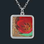 Frühlinggelb und Roter Tulip Versilberte Kette<br><div class="desc">Frühlingsgelb und Red Tulip,  gegen einen braunen Felsen am Arrowhead See. Foto von Sandy Closs. Ostern,  Blumen,  rote Blume,  Frühling,  Valentine,  Valentine,  Hochzeiten,  Hochzeiten,  Valentinstag</div>