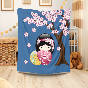 Frühlings-Kokeshi-Puppe - Niedliche japanische Gei Fleecedecke