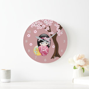 Frühlings-Kokeshi-Puppe - Süße japanische Geisha a Große Wanduhr