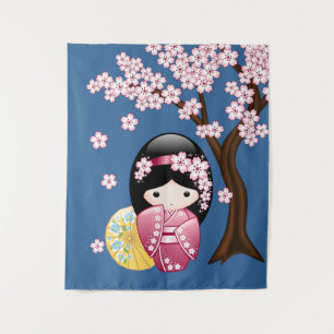 Frühlings-Kokeshi-Puppe - Süßes japanisches Geisha Wandteppich