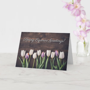 Frühlings-Tagundnachtgleiche mit Tulpen und Holzsc Karte