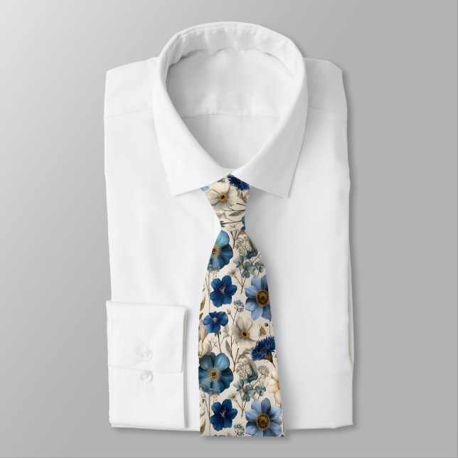 Frühlingsblaue und cremefarbene Blumen  Krawatte (Gebunden)