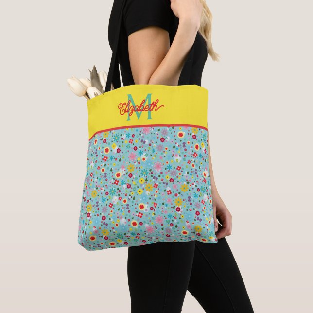 Frühlingsblumen auf aquablauem Monogramm (Von Nahem)