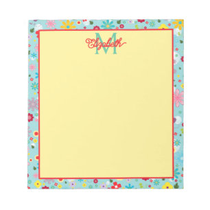 Frühlingsblumen auf aquablauem Monogramm Notizblock