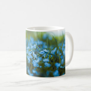 Frühlingsblumen auf dem Feld Kaffeetasse