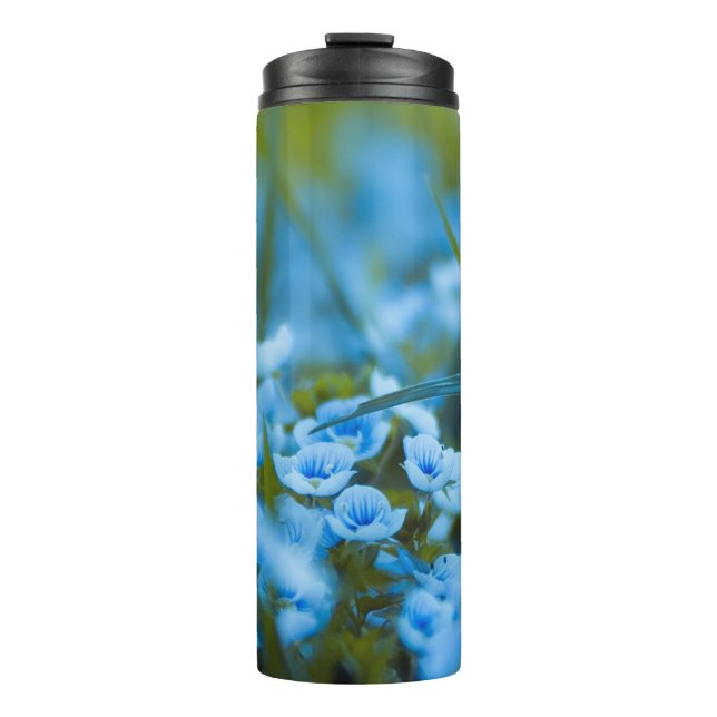 Frühlingsblumen auf dem Feld Thermosbecher (Vorderseite)