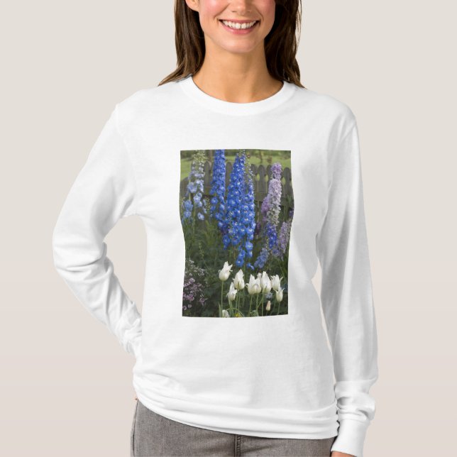 Frühlingsblumen auf einem Gartenweg, Georgien 2 T-Shirt (Vorderseite)