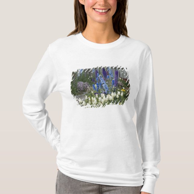 Frühlingsblumen auf einem Gartenweg, Georgien T-Shirt (Vorderseite)