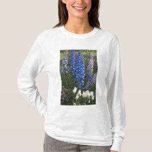 Frühlingsblumen entlang eines Gartenwegs, Georgia T-Shirt