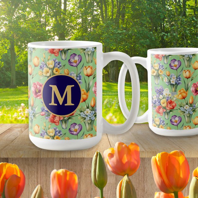 Frühlingsblumen Gartenweide Grün Mit Monogramm Kaffeetasse (An elegant monogrammed mug for garden lovers, with Spring flowers pattern on a green background)