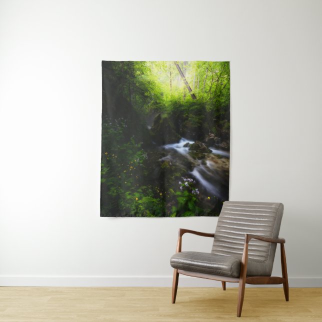 Frühlingsblumen im bezaubernden Flusswald Wandteppich (Beispiel)