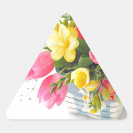 Frühlingsblumen im Korbdreieck-Aufkleber Dreieckiger Aufkleber
