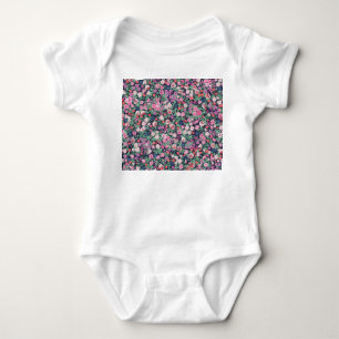 Frühlingsblumen: nahtlose Pflanze drucken. Baby Strampler