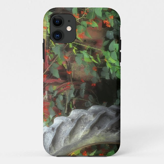 Frühlingsblumen schmücken einen alten Traktor. Case-Mate iPhone Hülle (Rückseite)