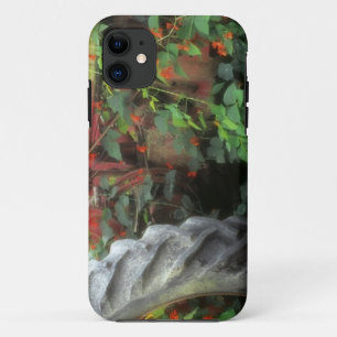 Frühlingsblumen zieren einen alten Traktor. iPhone 11 Hülle