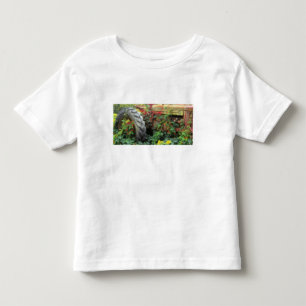 Frühlingsblumen zieren einen alten Traktor. Kleinkind T-shirt